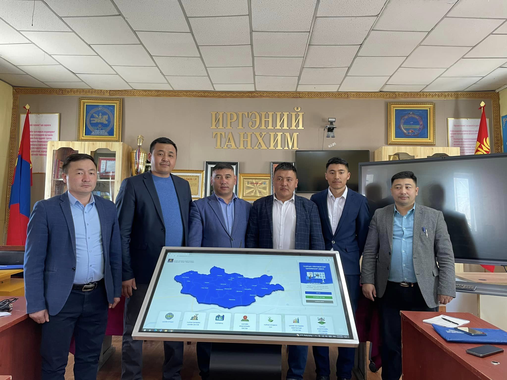 ТАРИАЛАН СУМАНД ИРГЭДЭД ГАЗРЫН ҮЙЛЧИЛГЭЭ ҮЗҮҮЛЭХ УХААЛАГ ДЭЛГЭЦ ХҮЛЭЭЛГЭН ӨГЛӨӨ