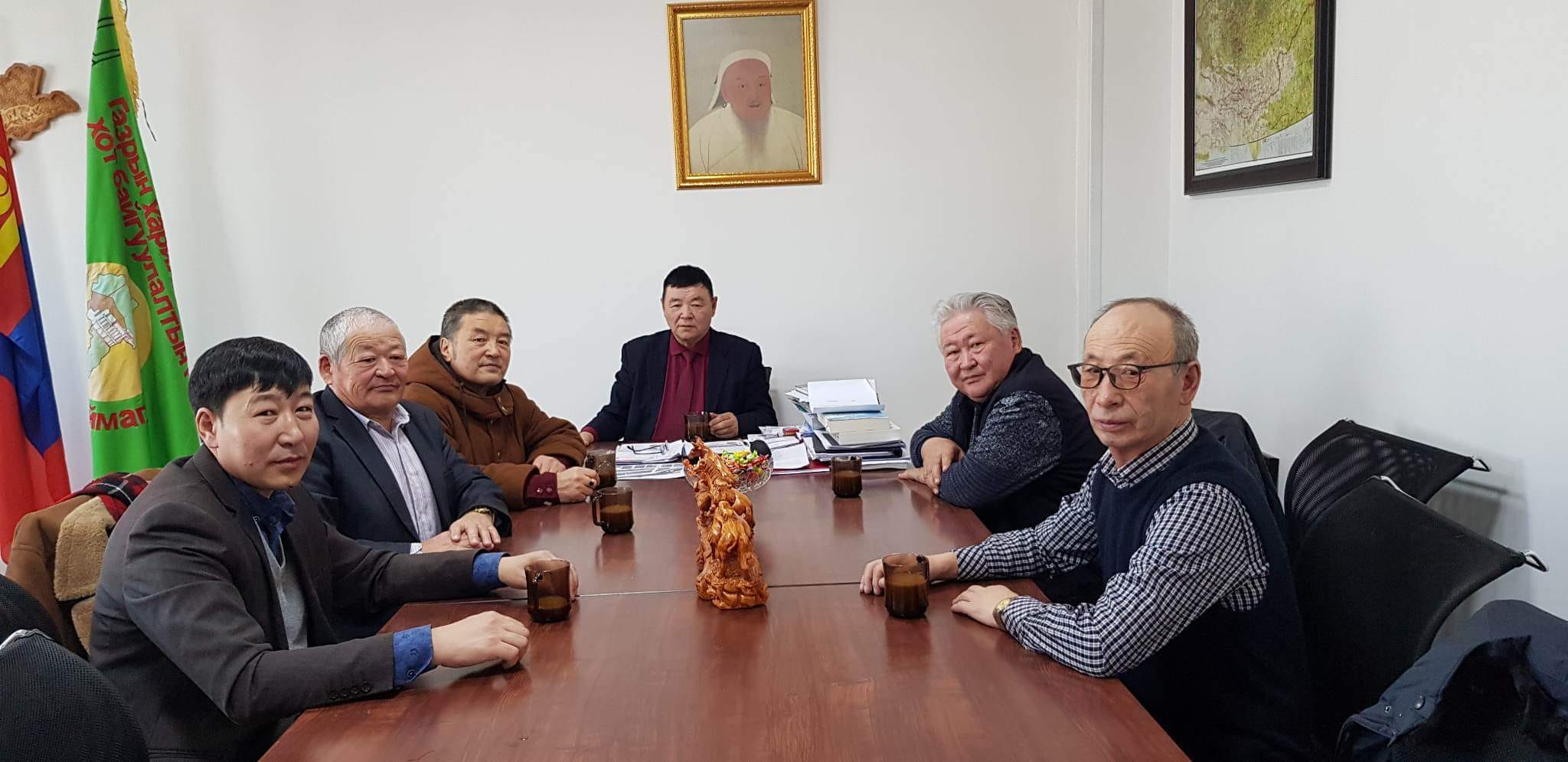 Ахмадуудаа хүлээн авч хүндэтгэл үзүүллээ.