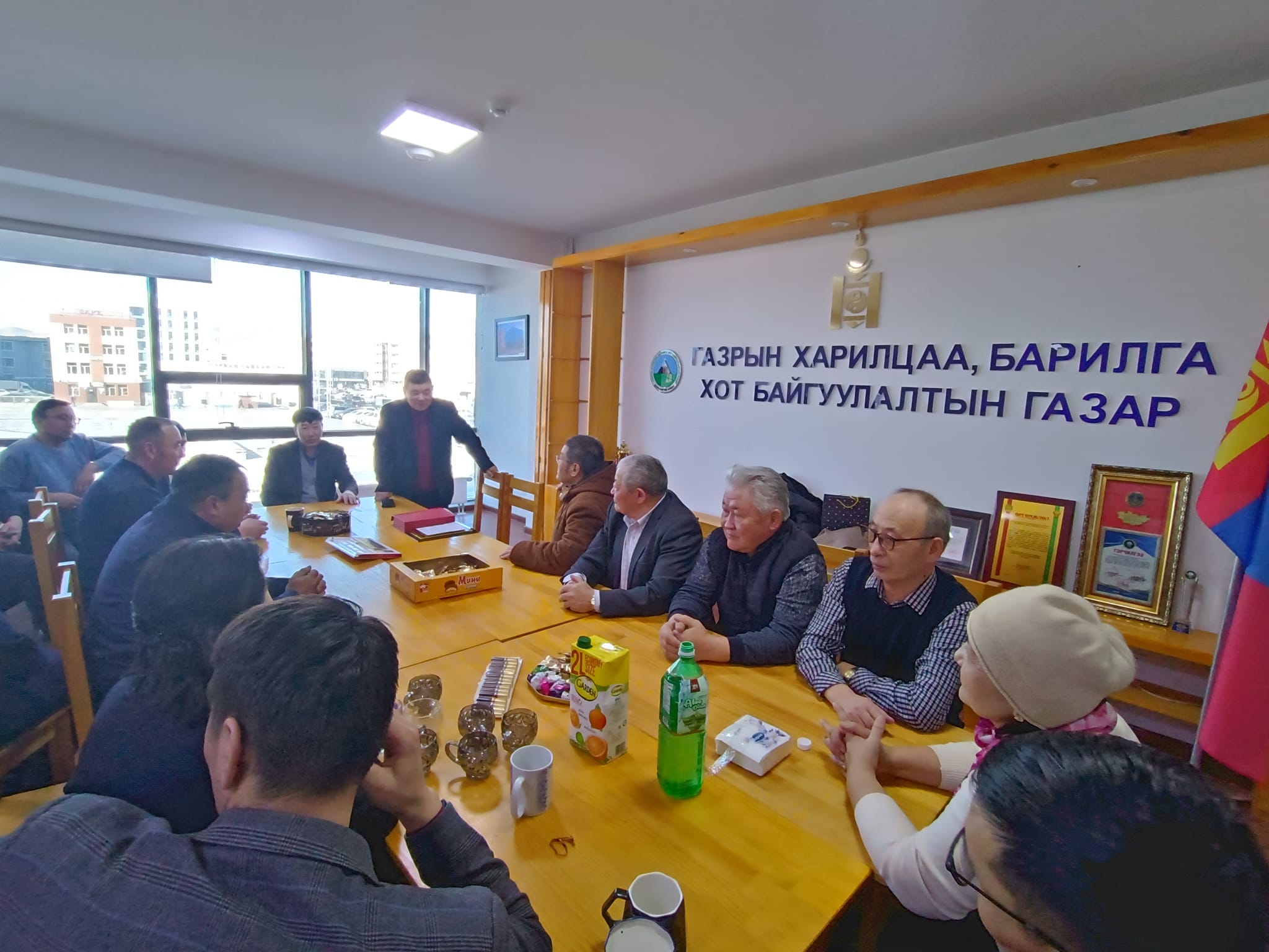 Ахмадуудаа хүлээн авч хүндэтгэл үзүүллээ.