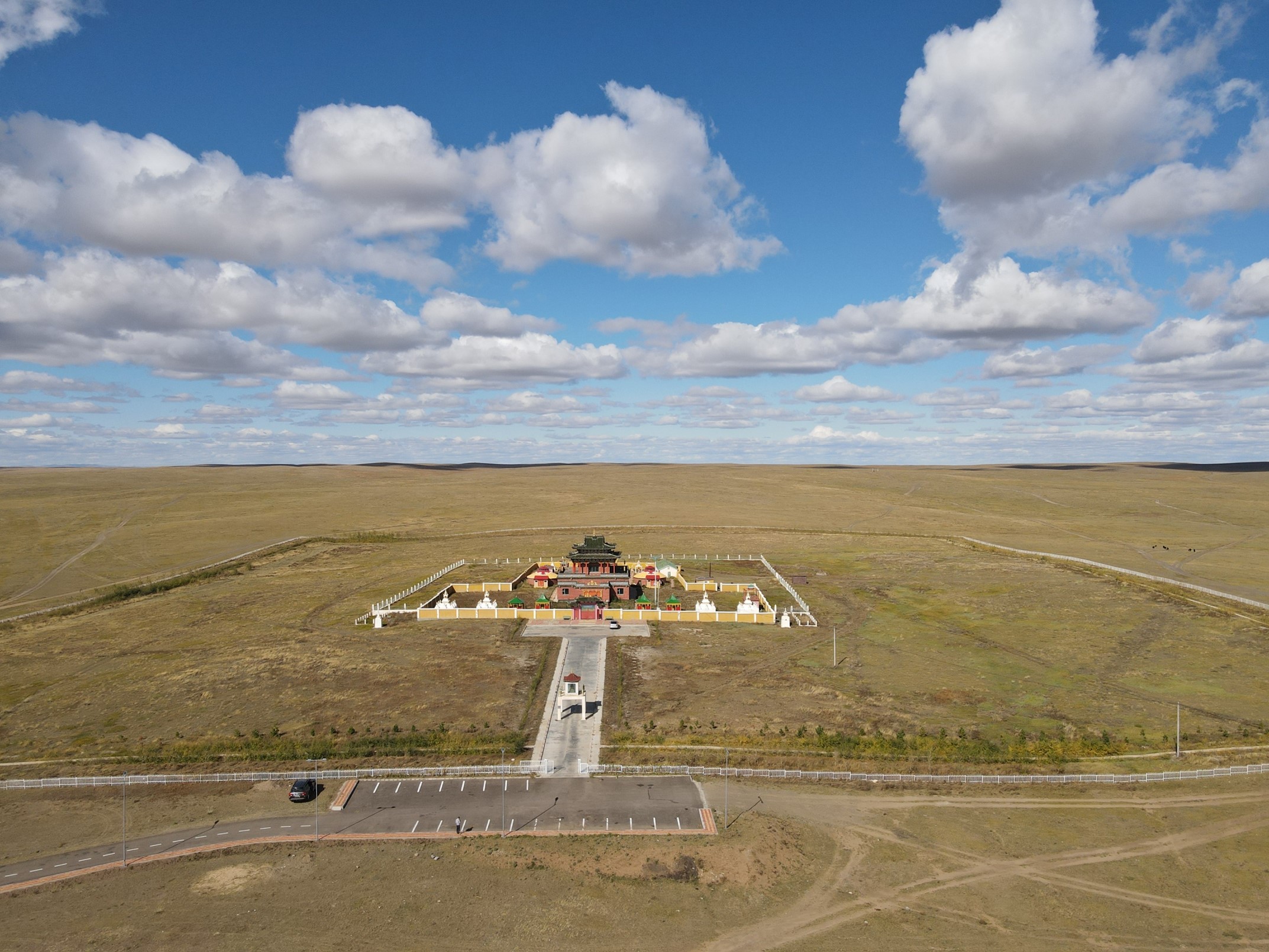 2023 оны 09-р сарын 27-29-ний өдрүүдэд Мөнххаан Уулбаян Түвшинширээ сумдад барилга байгууламж, тохижилт, ногоон байгууламж, мэдээллийг ХОТ БАЙГУУЛАЛТЫН КАДАСТРЫН ЦАХИМ СИСТЕМ-д бүртгэх ажлыг зохион байгууллаа.