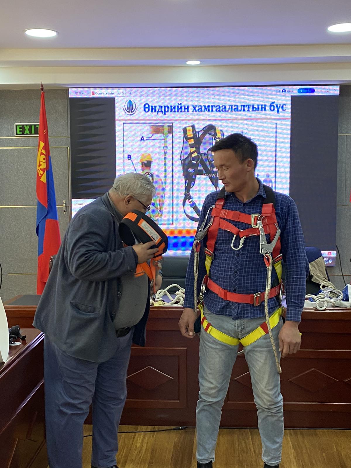 “ХӨДӨЛМӨРИЙН АЮУЛГҮЙ БАЙДАЛ, ЭРҮҮЛ АХУЙН” ТАНХИМ БОЛОН ДАДЛАГА СУРГАЛТЫГ ОРОН НУТАГТ ЗОХИОН БАЙГУУЛЛАА.