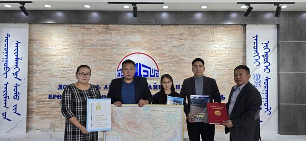 АЙМГИЙН ЕРӨНХИЙ БОЛОВСРОЛЫН СУРГУУЛИУДАД СУРГАЛТЫН МАТЕРИАЛЫН ДЭМЖЛЭГ ҮЗҮҮЛЛЭЭ.
