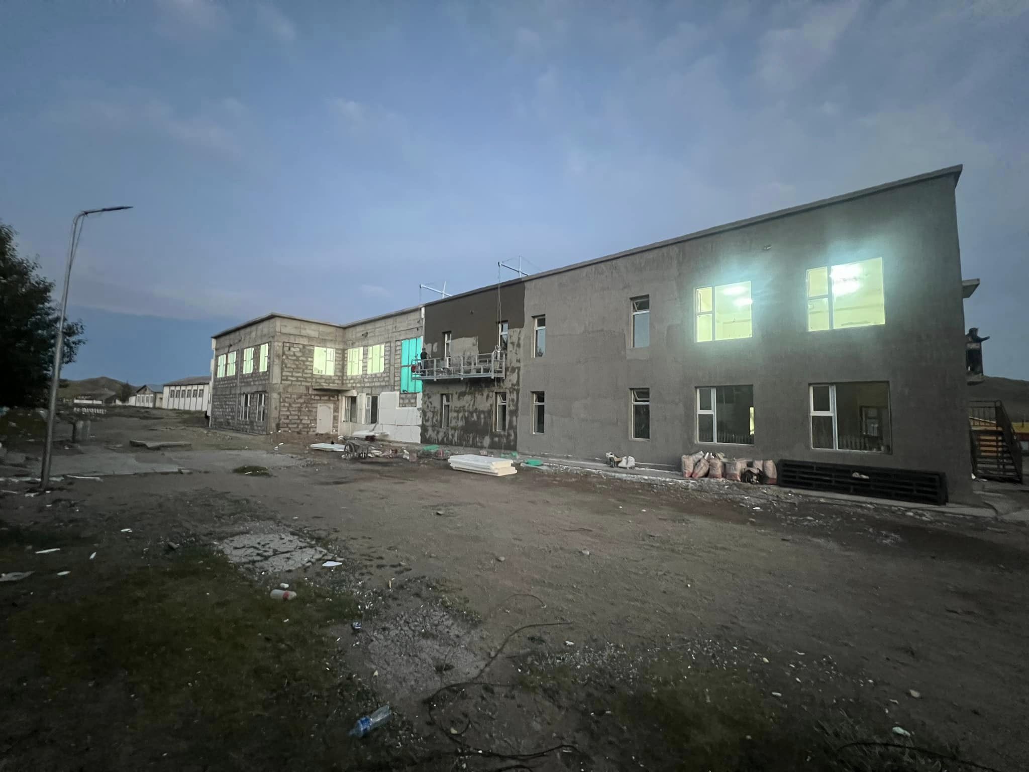 Хөвсгөл аймгийн Шинэ-Идэр сумын төвд баригдаж байгаа 100 хүүхдийн дотуур байрны барилга угсралтын ажилд захиалагчийн техник хяналт хэрэгжүүлж ажиллалаа.