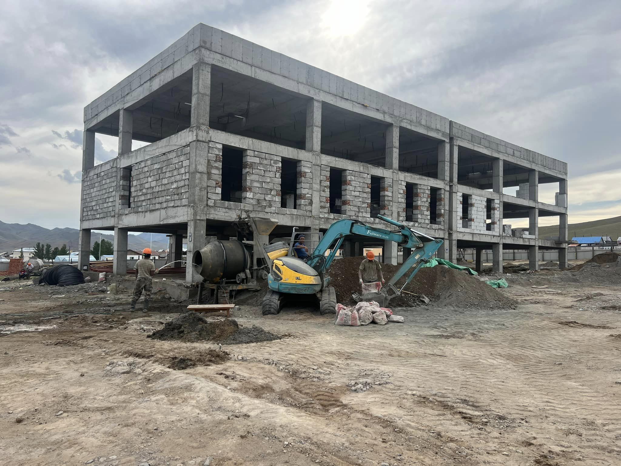Хөвсгөл аймгийн Төмөрбулаг сумын төвд баригдаж байгаа 160 хүүхдийн дотуур байрны барилга угсралтын ажилд захиалагчийн техник хяналт хэрэгжүүлж ажиллалаа.