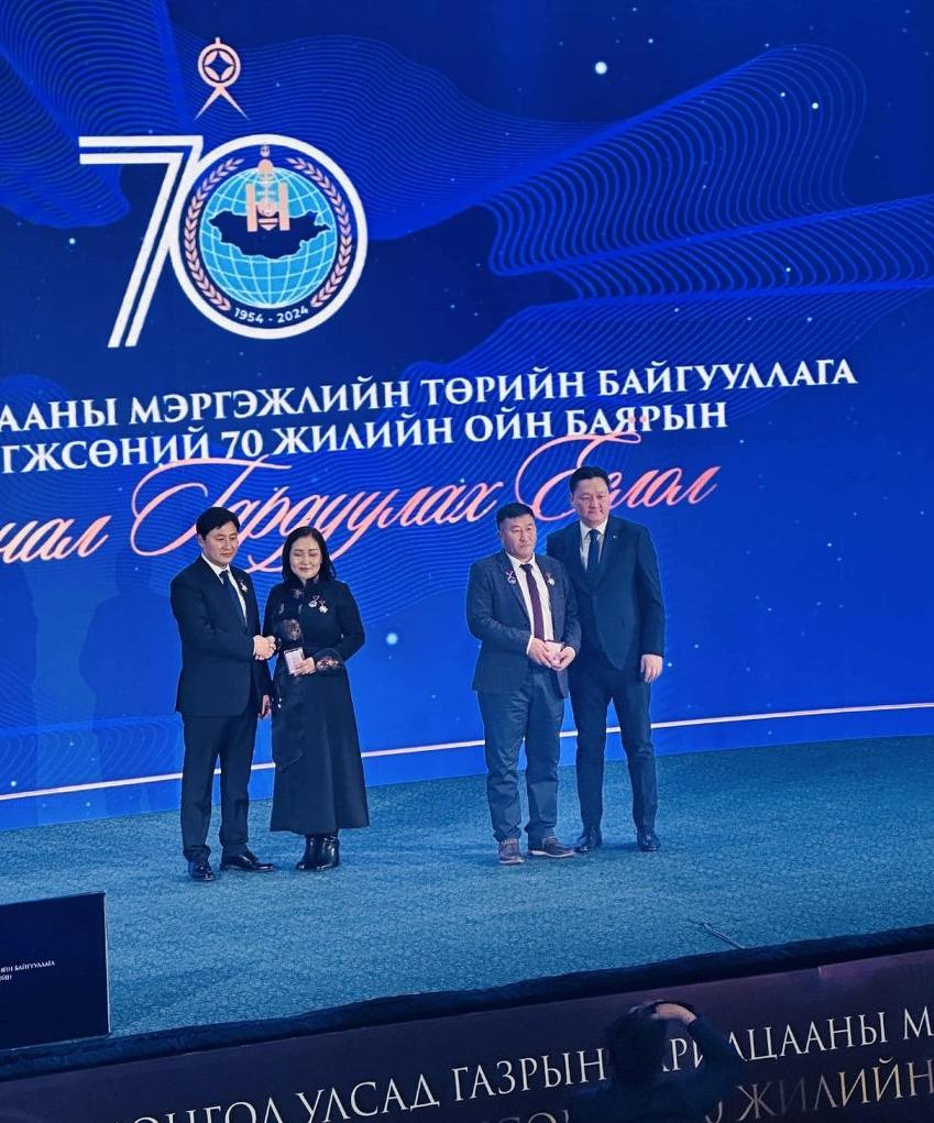 САЛБАРТАА АМЖИЛТ ГАРГАСАН ЭРХЭМҮҮД ТӨРИЙН ДЭЭД ОДОН, МЕДАЛЬ ГАРДАН АВЛАА.