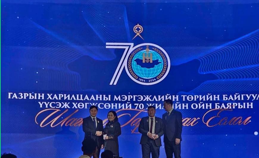 САЛБАРТАА АМЖИЛТ ГАРГАСАН ЭРХЭМҮҮД ТӨРИЙН ДЭЭД ОДОН, МЕДАЛЬ ГАРДАН АВЛАА.