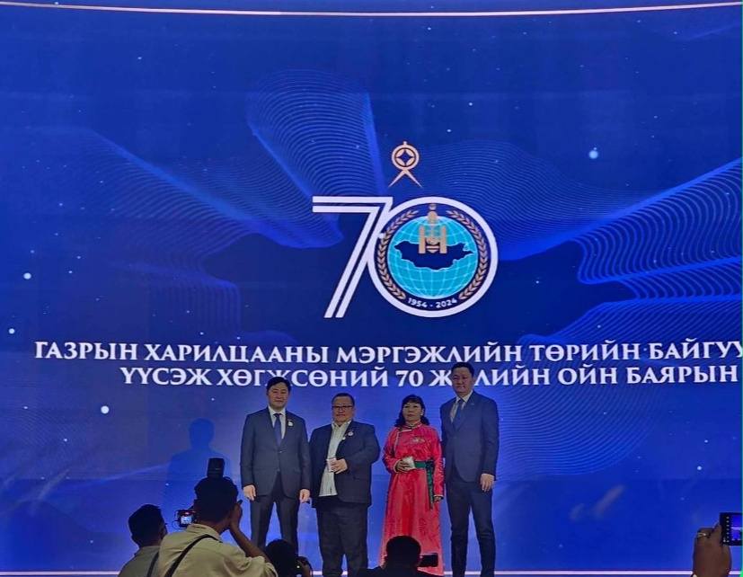САЛБАРТАА АМЖИЛТ ГАРГАСАН ЭРХЭМҮҮД ТӨРИЙН ДЭЭД ОДОН, МЕДАЛЬ ГАРДАН АВЛАА.
