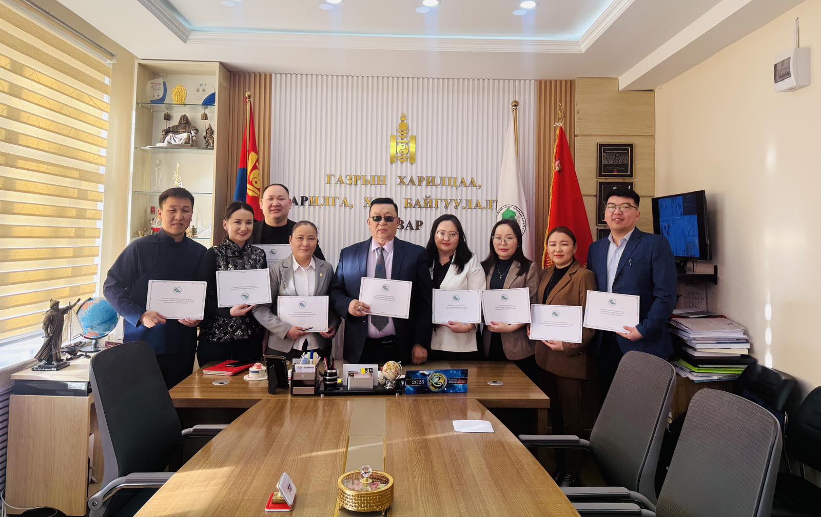 Газрын дарга хэлтсийн дарга нартай 2025 онд хийж хэрэгжүүлэх гүйцэтгэлийн төлөвлөгөө байгууллаа.
