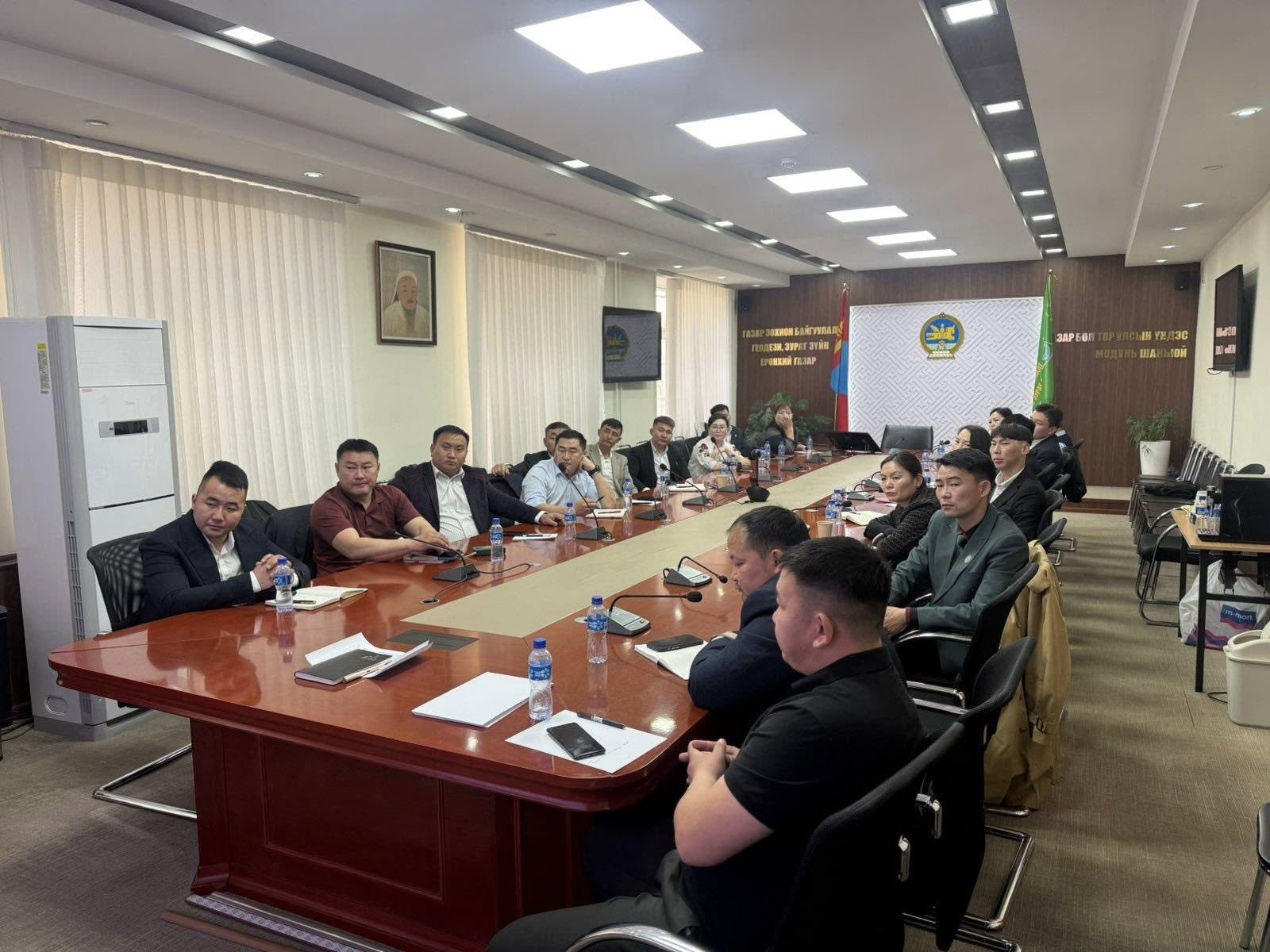 МОНГОЛ УЛСЫН ЗАСГИЙН ГАЗРААС “ГАЗАР ЭЗЭМШИХ, АШИГЛАХ ЭРХИЙН ГЭРЧИЛГЭЭ ОЛГОХ ЖУРАМ” ШИНЭЧЛЭН БАТЛАГДСАНТАЙ ХОЛБООТОЙГООР 21 АЙМАГ, НИЙСЛЭЛИЙН ГАЗРЫН АЛБАНЫ МЭРГЭЖИЛТНҮҮДЭД ЦАХИМ СУРГАЛТЫГ ЗОХИОН БАЙГУУЛЛАА