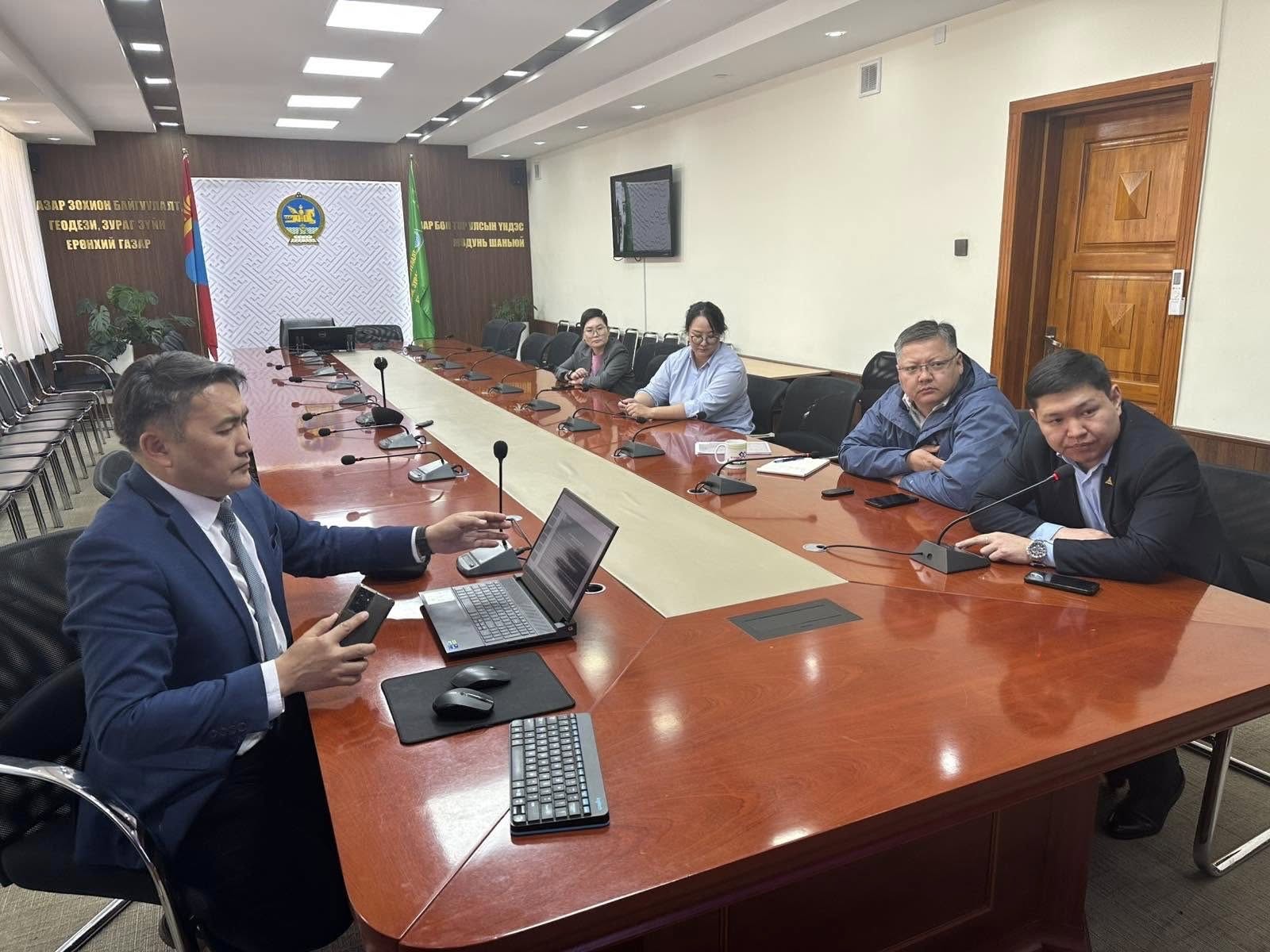 МОНГОЛ УЛСЫН ЗАСГИЙН ГАЗРААС “ГАЗАР ЭЗЭМШИХ, АШИГЛАХ ЭРХИЙН ГЭРЧИЛГЭЭ ОЛГОХ ЖУРАМ” ШИНЭЧЛЭН БАТЛАГДСАНТАЙ ХОЛБООТОЙГООР 21 АЙМАГ, НИЙСЛЭЛИЙН ГАЗРЫН АЛБАНЫ МЭРГЭЖИЛТНҮҮДЭД ЦАХИМ СУРГАЛТЫГ ЗОХИОН БАЙГУУЛЛАА