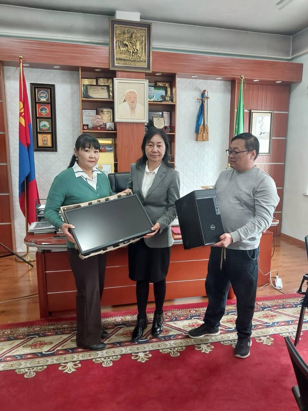 Сумдын газрын даамлуудад үе шаттайгаар иж бүрэн компьютер, 3 үйлдэлт принтерийг хүлээлгэн өглөө.