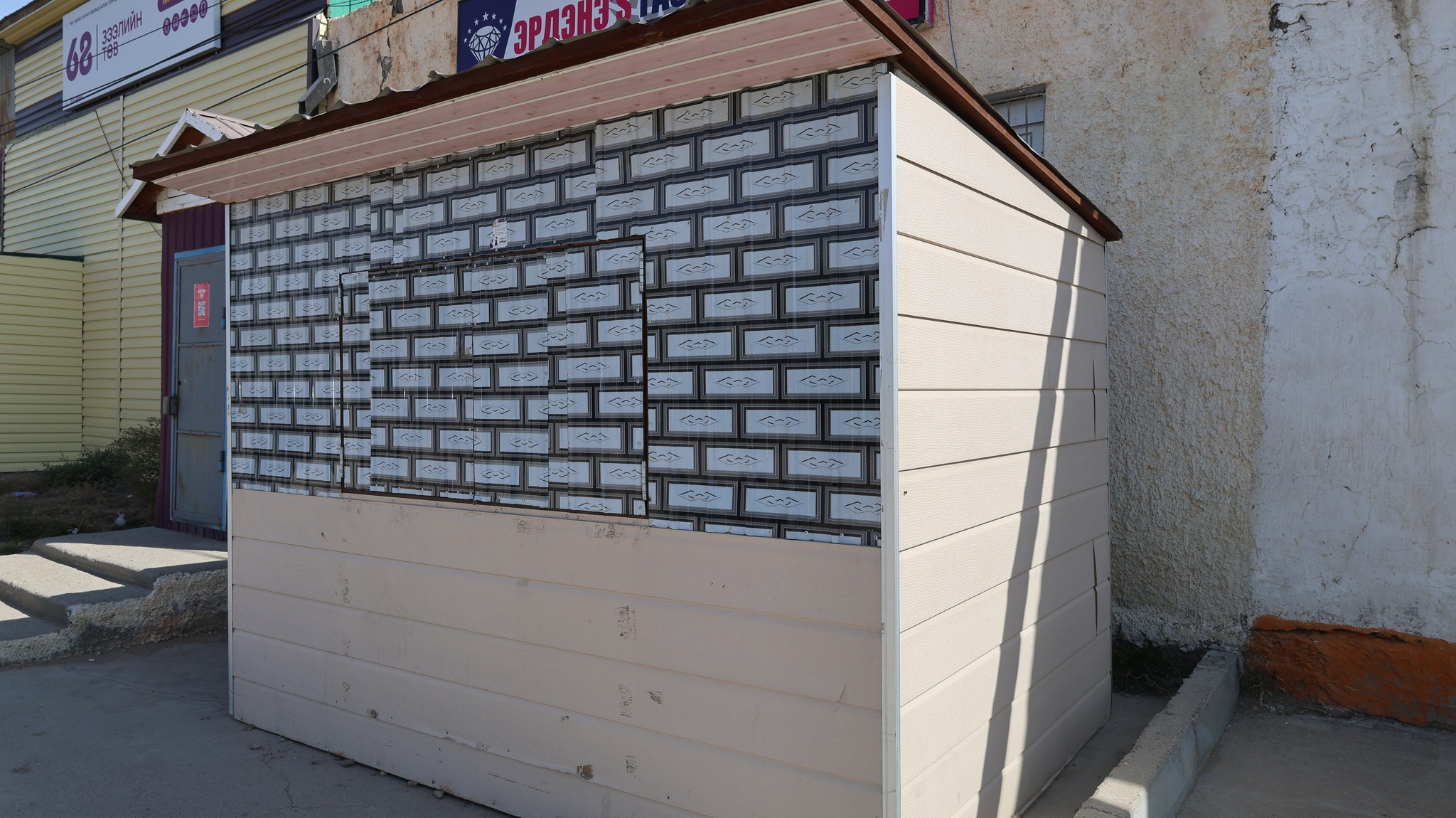 НИЙТИЙН ЭЗЭМШЛИЙН ГУДАМЖ ТАЛБАЙ, ЯВГАН ХҮНИЙ ЗОРЧИХ ХЭСЭГТ ЗӨВШӨӨРӨЛГҮЙ ТАВИГДСАН, БҮТЭЭН БАЙГУУЛАЛТЫН АЖЛУУДАД СААД УЧРУУЛЖ БУЙ ТҮЦ, ПАВИЛЬОНУУДЫН ЭЗДЭД МЭДЭГДЭЛ ХҮРГҮҮЛЖ, АЖИЛЛАЖ БАЙНА.