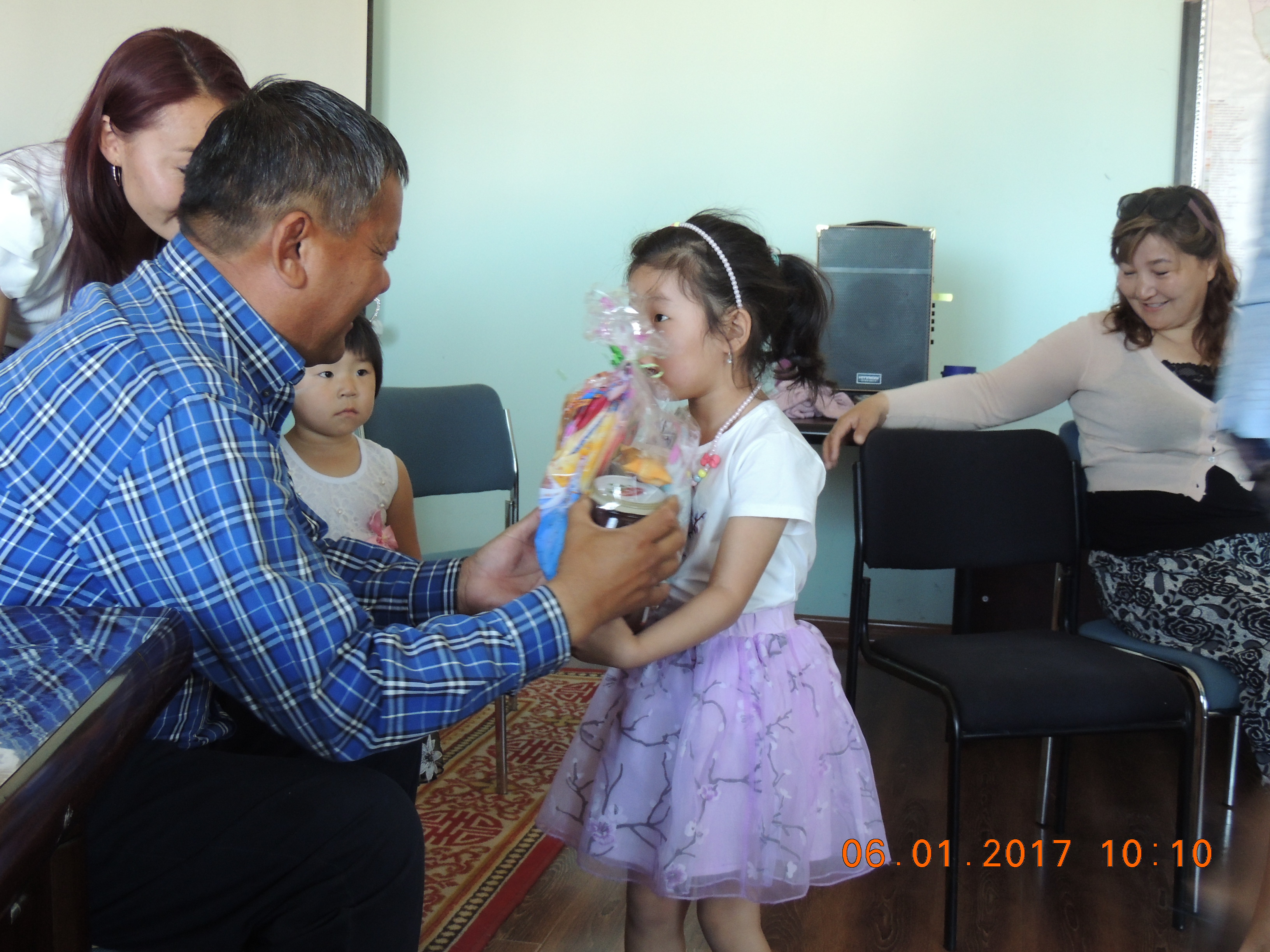 Олон улсын хүүхдийн эрхийг хамгаалах өдөр байгууллагын ажилчдын хүүхдүүийг хүлээн авч байрлууллаа