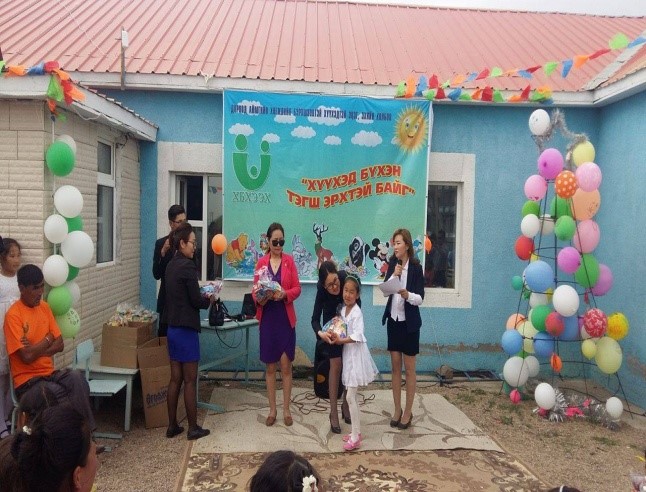 “Хүүхэд хөгжлийн төв”-д 17 хүүхдэд гарын бэлэг гардуулан өглөө.