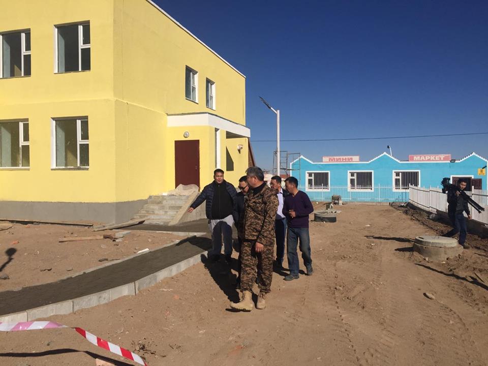 Аймгийн Засаг дарга О.Бат-Эрдэнэ Дэлгэрхангай сумын төвд баригдаж буй 15 ортой эрүүл мэндийн төвийн барилга, 320 сурагчтай сургууль, спорт заалны барилга угсралтын ажлын явцтай газар дээр нь очиж танилцлаа.
