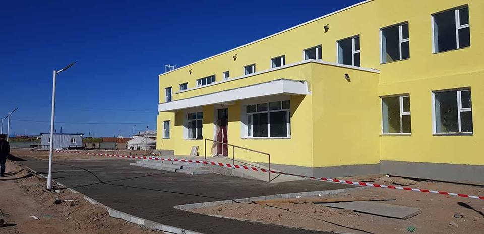 Аймгийн Засаг дарга О.Бат-Эрдэнэ Дэлгэрхангай сумын төвд баригдаж буй 15 ортой эрүүл мэндийн төвийн барилга, 320 сурагчтай сургууль, спорт заалны барилга угсралтын ажлын явцтай газар дээр нь очиж танилцлаа.