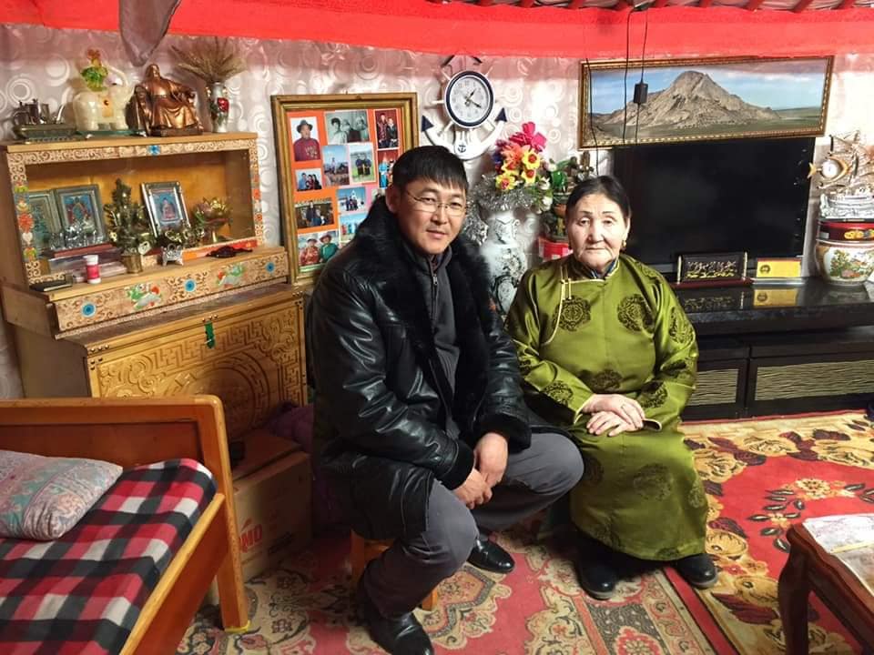 Ахмад настанд хүндэтгэл үзүүллээ