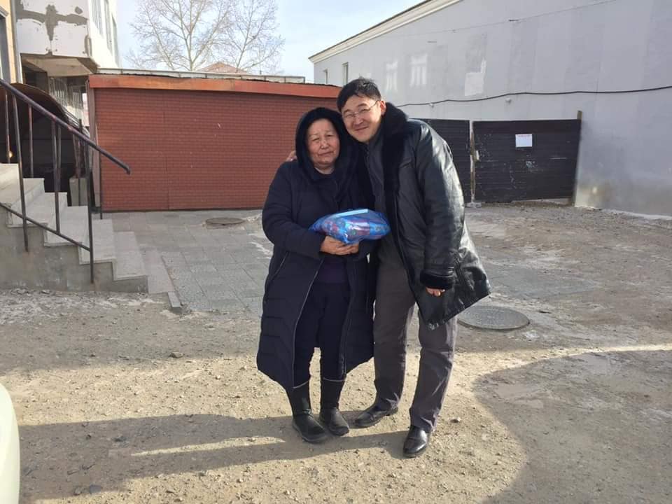 Ахмад настанд хүндэтгэл үзүүллээ
