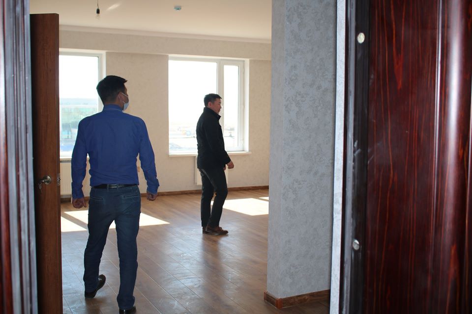 Баруун-Урт сумын 2 дугаар багийн нутаг дэвсгэрт баригдсан "Саруул хотхон"-ын 2 дугаар ээлжийн 25 айлын орон сууцны барилгад Улсын комисс ажиллаа.