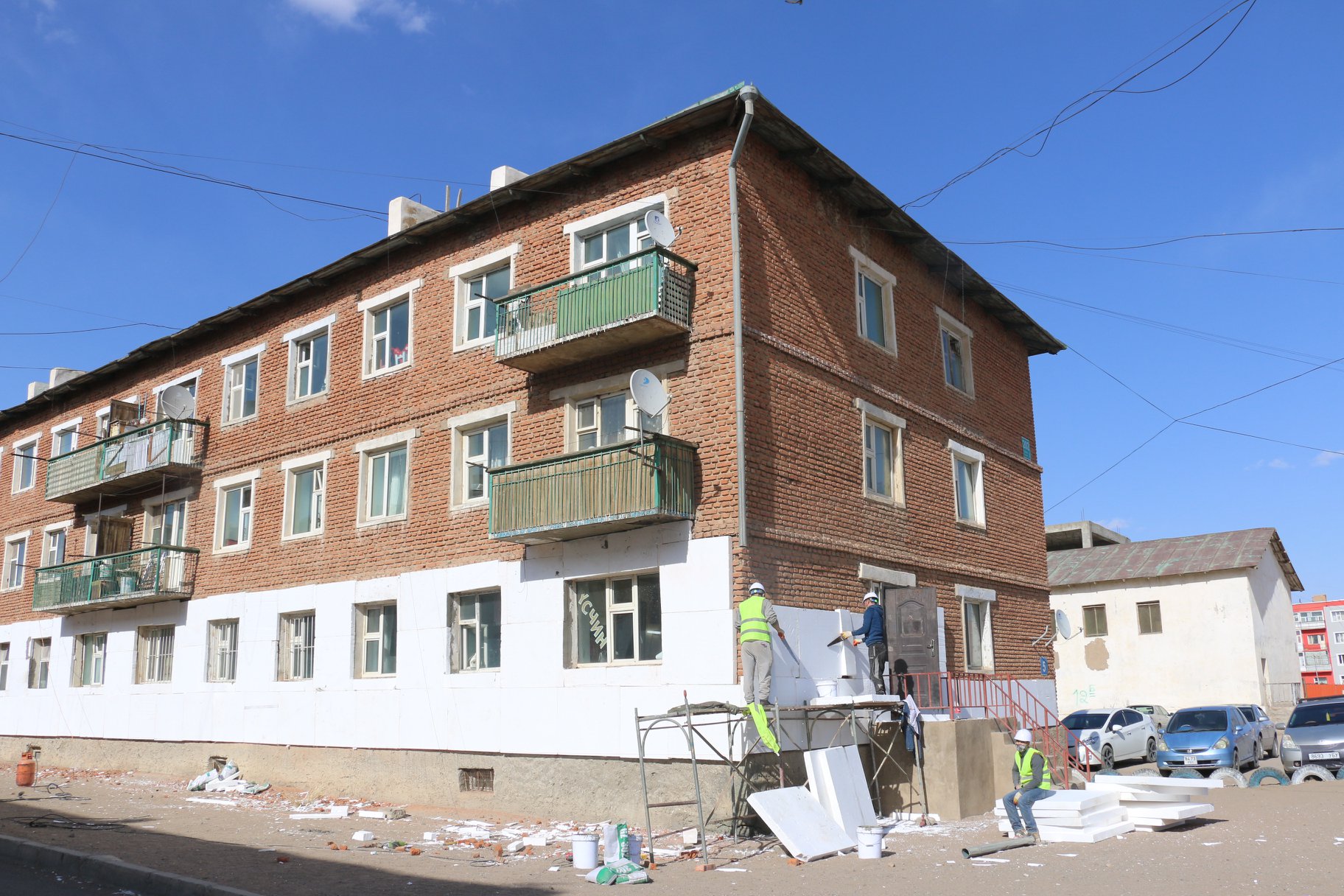 АЙМГИЙН ТӨВИЙН 5, 12-Р БАЙРНЫ ГАДНА ФАСАДНЫ ЗАСВАР