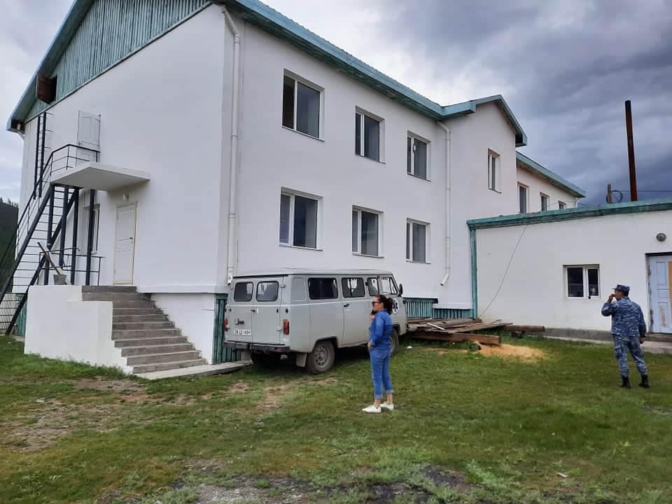 Хөвсгөл аймгийн Баянзүрх сумын Эрүүл мэндийн төвийн засварын ажлыг хүлээн авах улсын комисс ажиллаж байна.