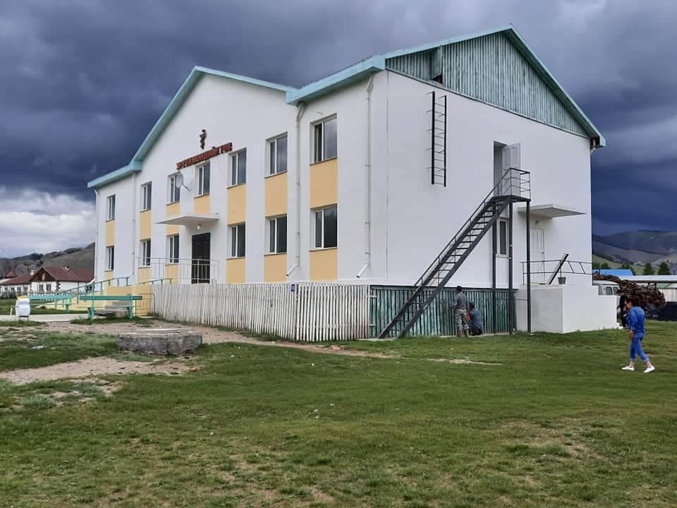Хөвсгөл аймгийн Баянзүрх сумын Эрүүл мэндийн төвийн засварын ажлыг хүлээн авах улсын комисс ажиллаж байна.