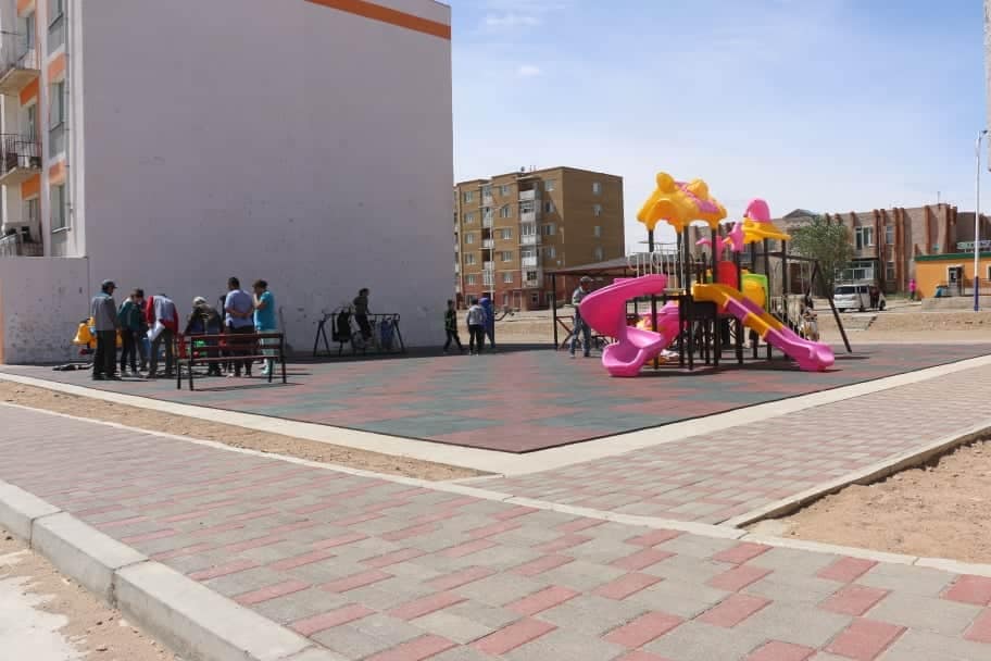 Аймгийн төвийн 5, 9, 12, 13 байрнуудын гадна тохижилт тоглоомын талбайн ажил