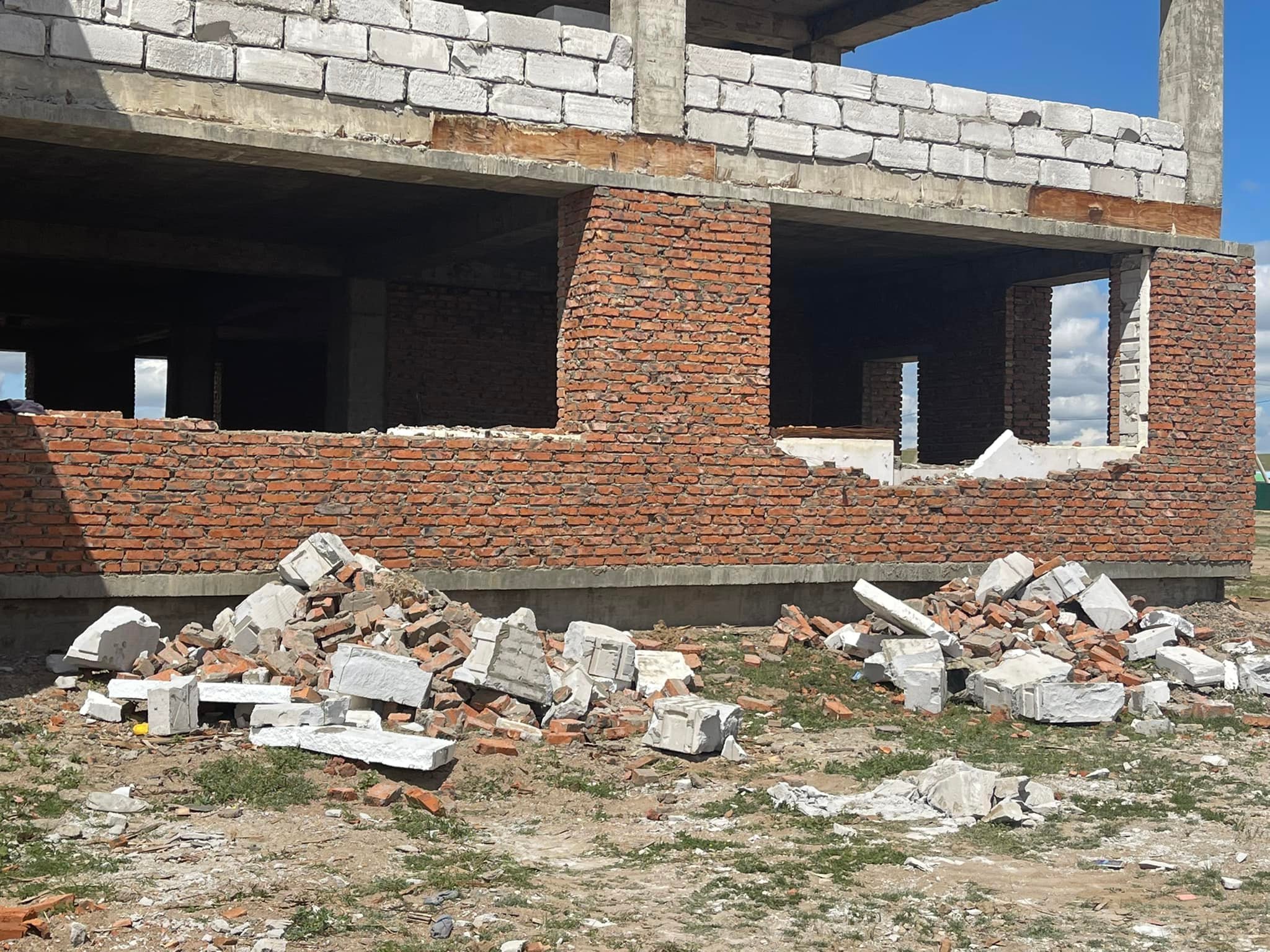 Сүхбаатар аймгийн Баяндэлгэр сумын 200 ортой хүүхдийн цэцэрлэгийн барилга угсралтын ажилд хяналт хийж ажиллаж байна.