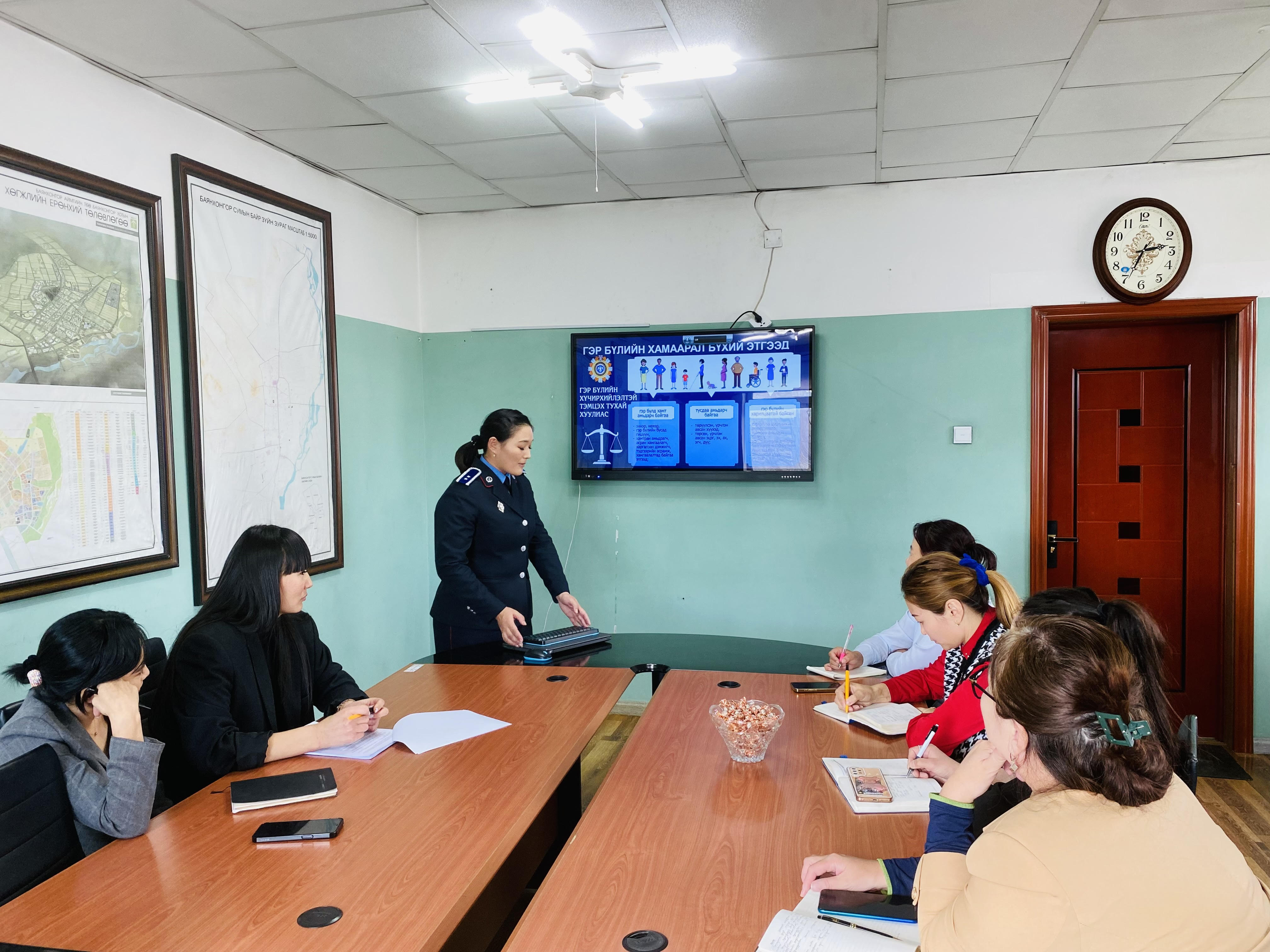Баянхонгор аймгийн Цагдаагын газрын албан хаагчид ирж сургалт оров