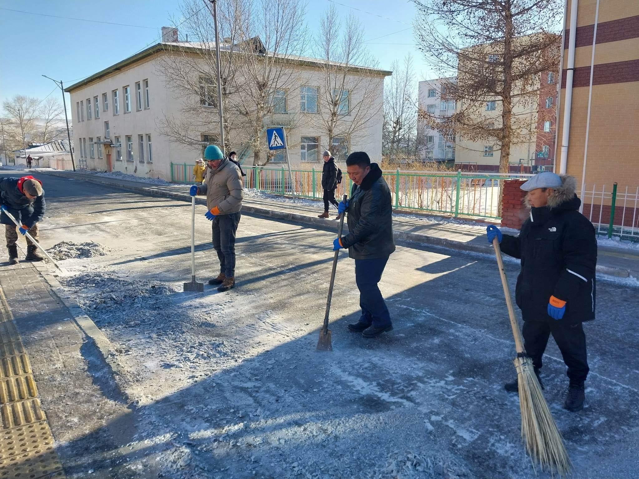 Зам талбай ойр орчмыг цэвэрлэлээ