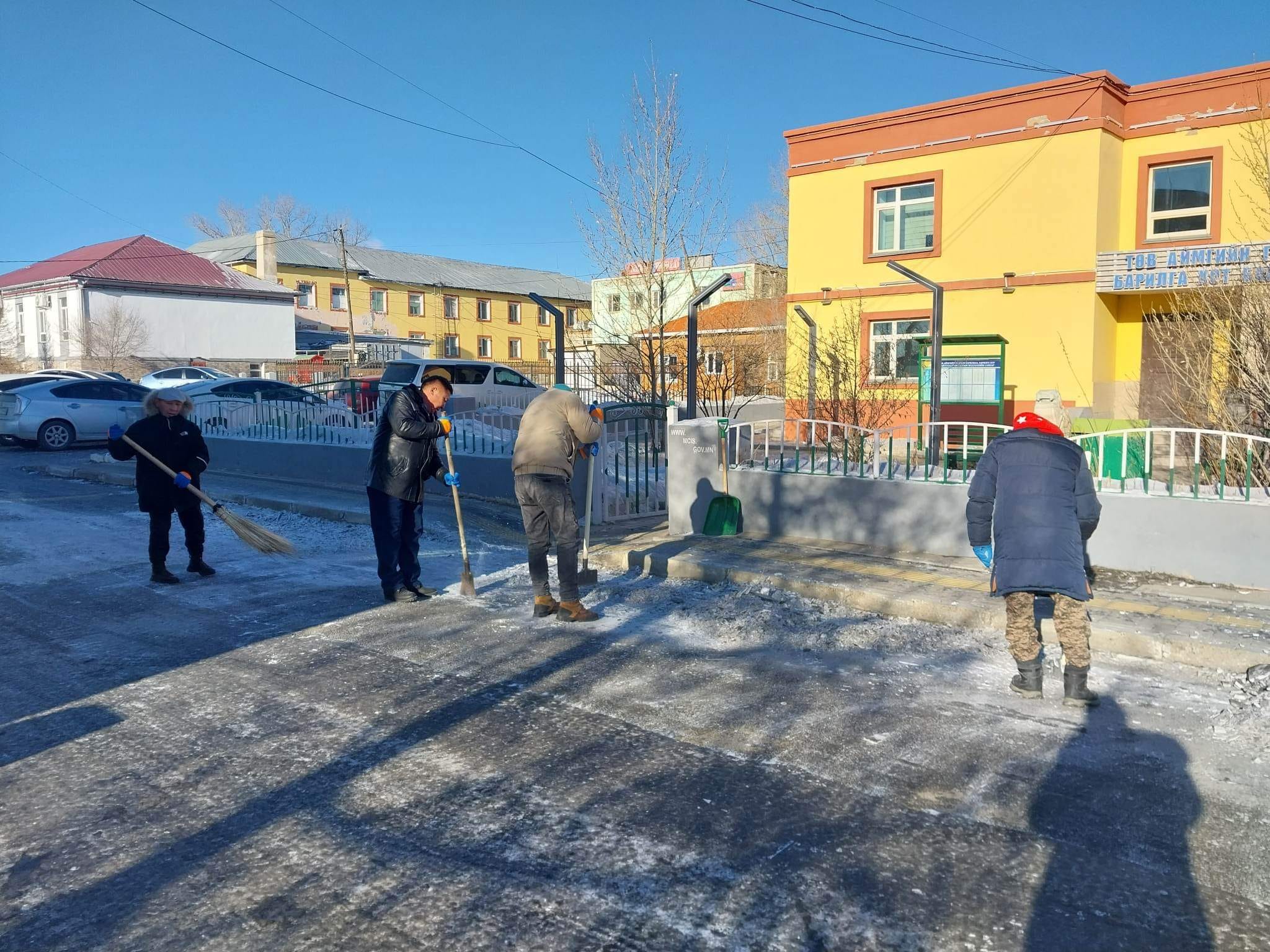 Зам талбай ойр орчмыг цэвэрлэлээ