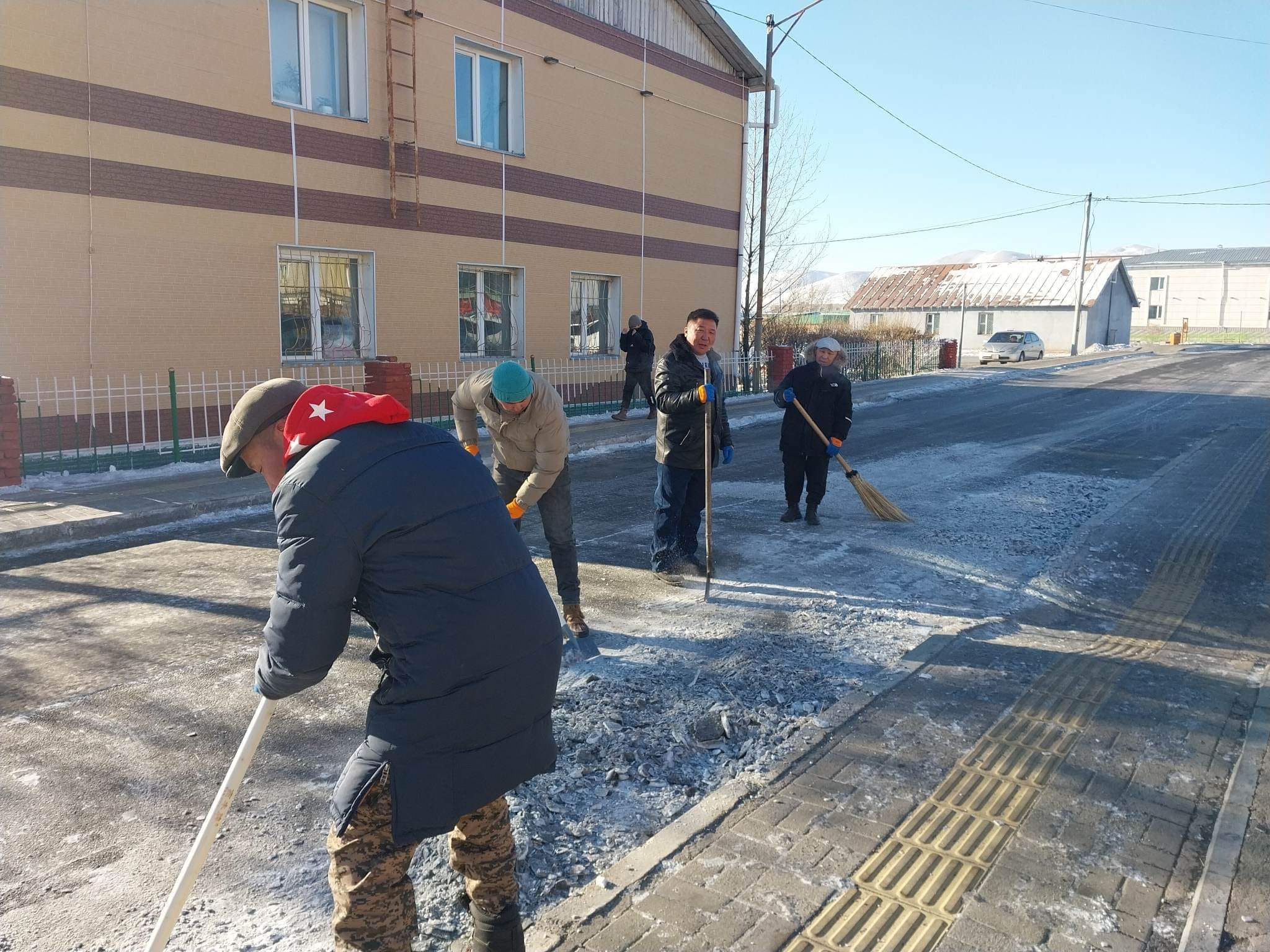 Зам талбай ойр орчмыг цэвэрлэлээ